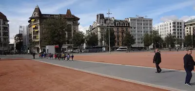 Street view of Plainpalais, the area around Un R de famille