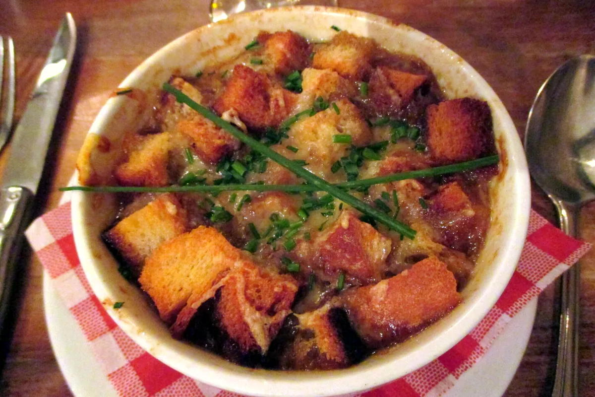 Symbolbild: soupe à l'oignon (nicht aufgenommen bei Brasserie Lipp)