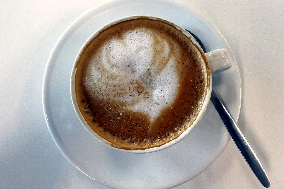 Symbolbild: flat white (nicht aufgenommen bei Coffee UP - Rive Droite)