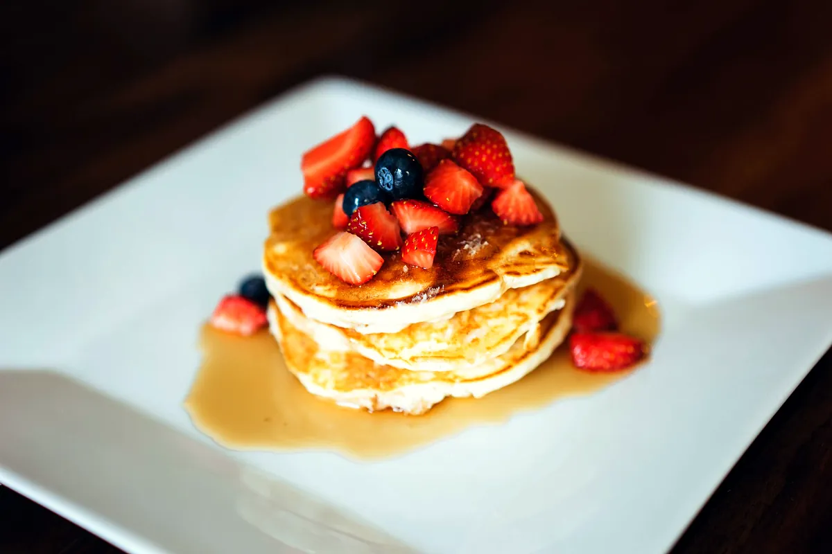 Photo d’illustration : pancakes berries (pas prise chez Fluffy Café)