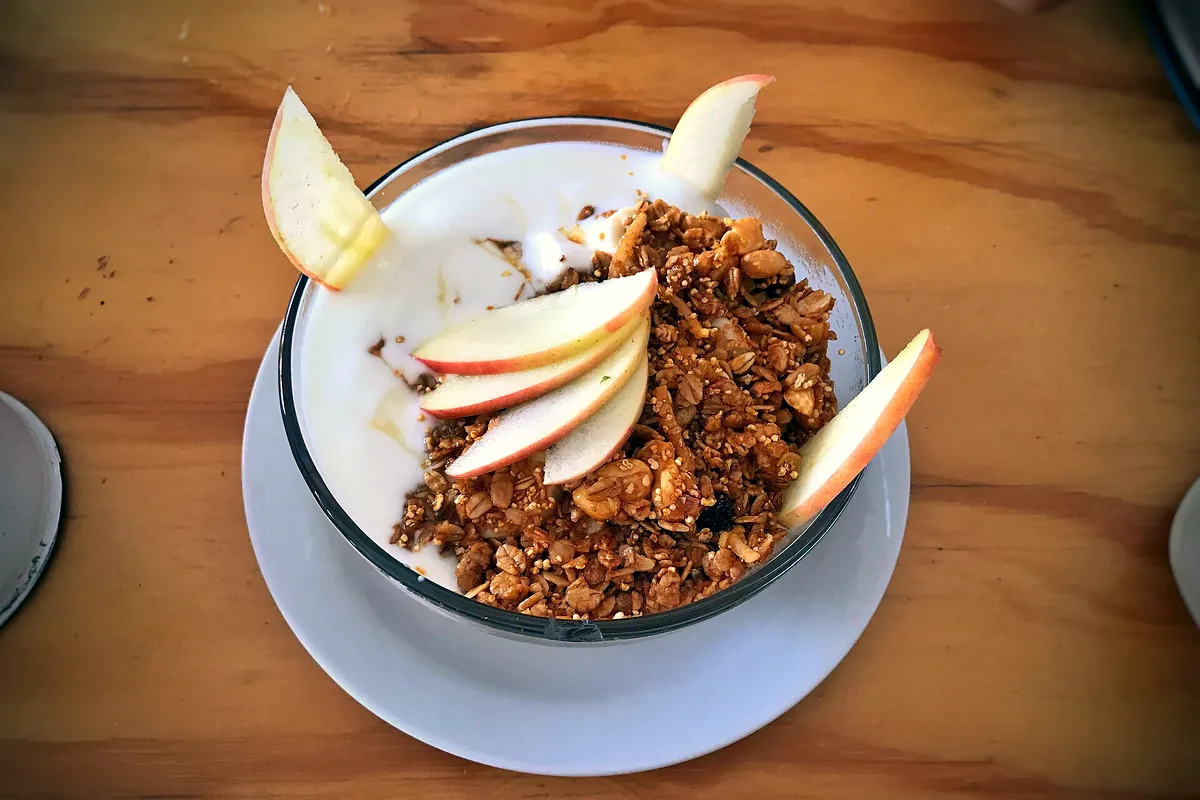 Symbolbild: granola yogurt bowl (nicht aufgenommen bei Heaven Restaurant & Brunch)