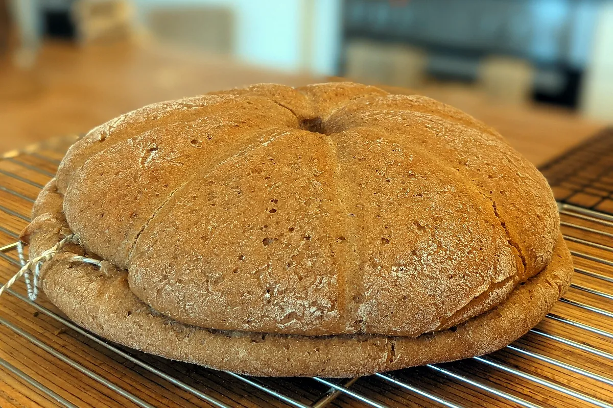 Symbolbild: sourdough bread loaf (nicht aufgenommen bei L'Aubépine Café)