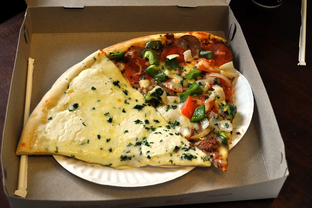 Symbolbild: pizza slice (nicht aufgenommen bei Luigia Rive Droite)