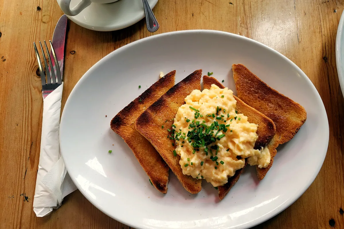 Symbolbild: scrambled eggs toast (nicht aufgenommen bei Marcel Vieille-Ville)