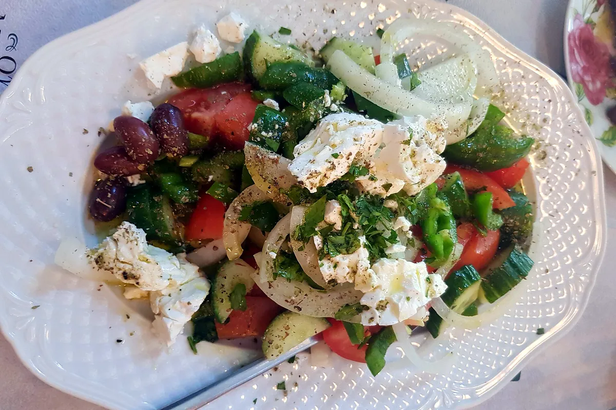 Symbolbild: greek salad (nicht aufgenommen bei Melrose Kitchen Eaux Vives)