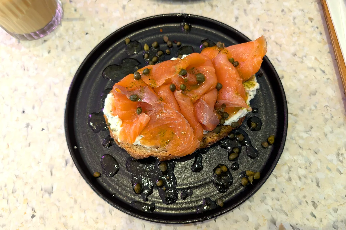 Symbolbild: smoked salmon toast (nicht aufgenommen bei White Rabbit - Brunch & Co)